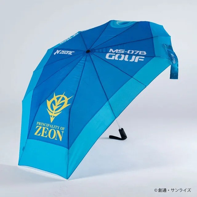 暴雨倾盆之时有人打伞 还有人打开了高达盾牌……