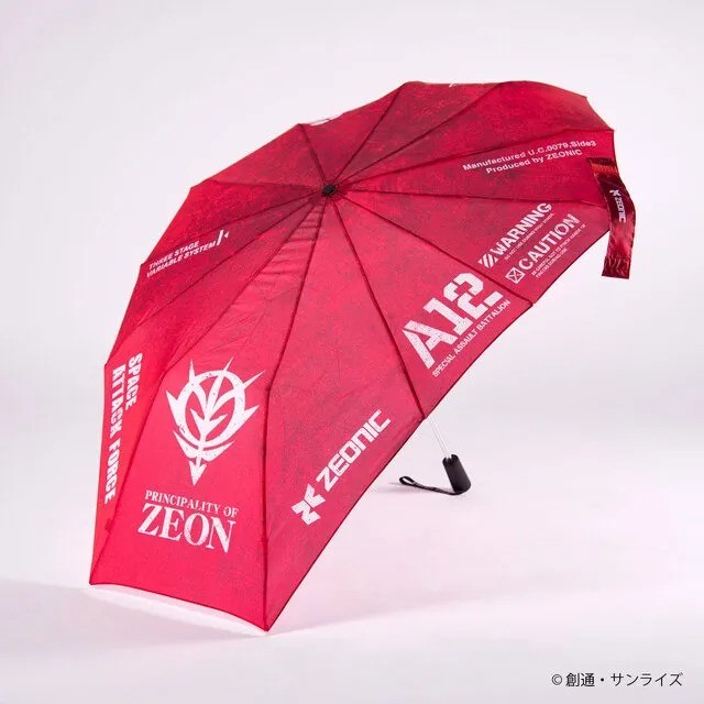 暴雨倾盆之时有人打伞 还有人打开了高达盾牌……