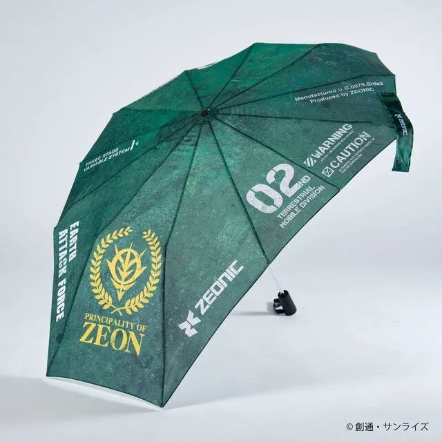 暴雨倾盆之时有人打伞 还有人打开了高达盾牌……