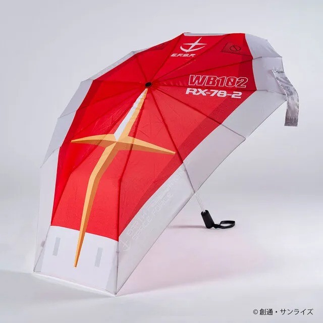 暴雨倾盆之时有人打伞 还有人打开了高达盾牌……