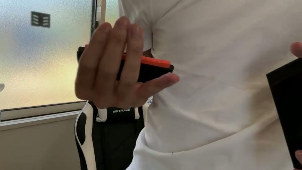 笑死！日本玩家连Switch 2时被夹到手 疼得嗷嗷叫