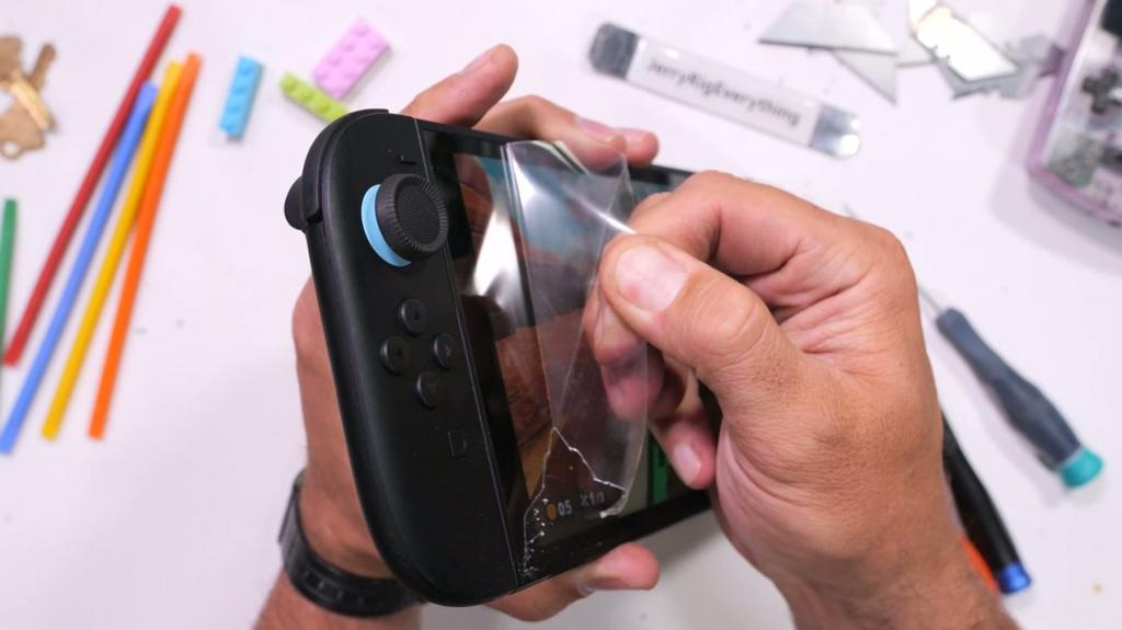 屏幕很能挨砸！Switch 2被锤子砸了50次后还能正常玩