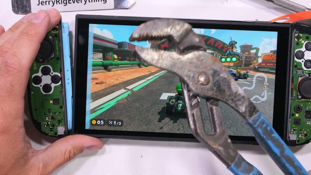 屏幕很能挨砸！Switch 2被锤子砸了50次后还能正常玩