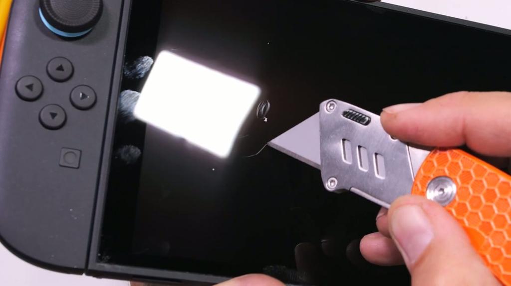 屏幕很能挨砸！Switch 2被锤子砸了50次后还能正常玩