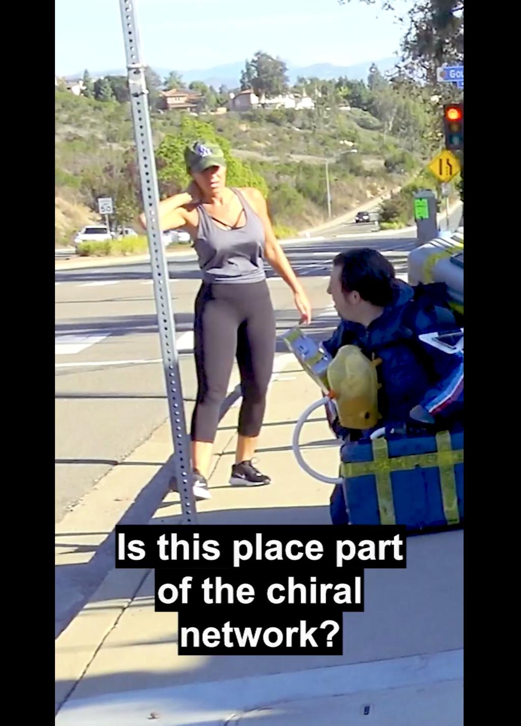 《死亡搁浅2》“真人版”来了 现实版弩哥街头送货还原度爆表