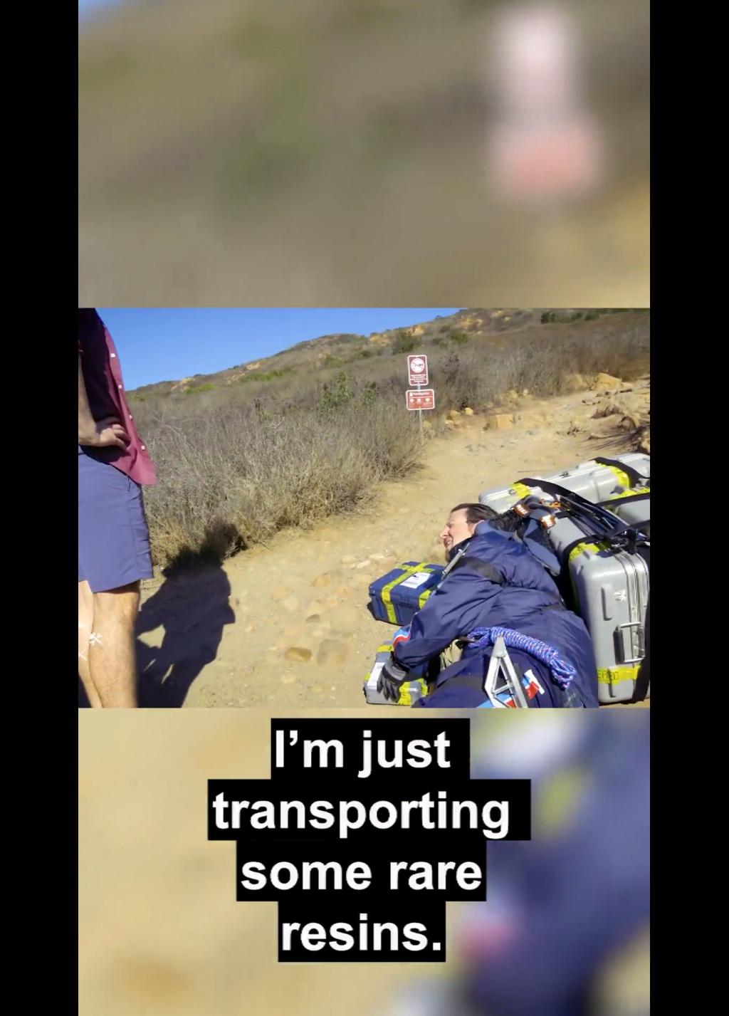 《死亡搁浅2》“真人版”来了 现实版弩哥街头送货还原度爆表