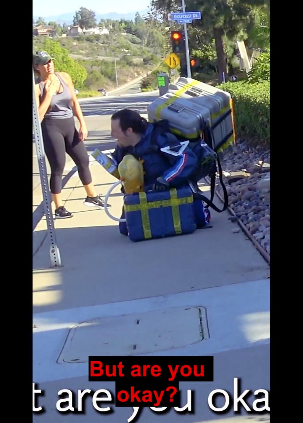 《死亡搁浅2》“真人版”来了 现实版弩哥街头送货还原度爆表