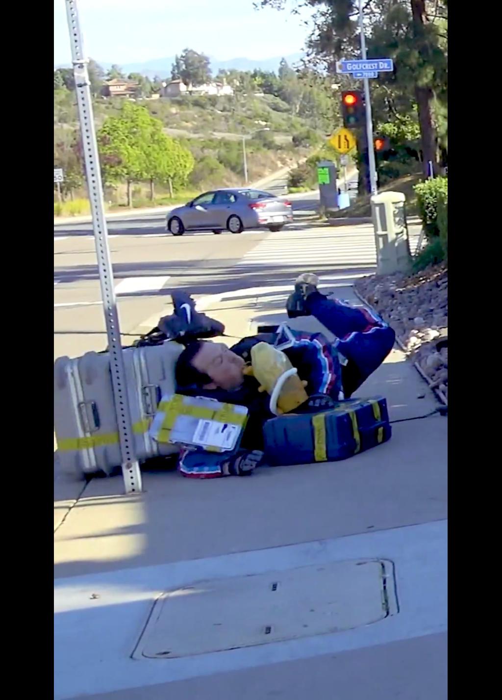 《死亡搁浅2》“真人版”来了 现实版弩哥街头送货还原度爆表