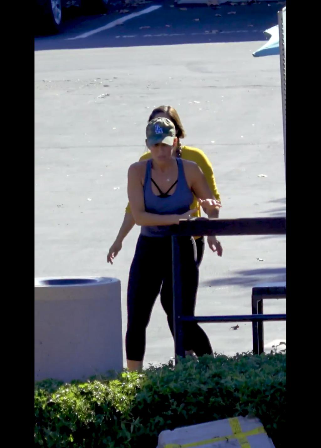 《死亡搁浅2》“真人版”来了 现实版弩哥街头送货还原度爆表