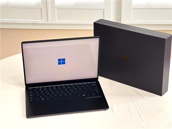 微软走过半个世纪：老外开箱Surface Laptop 50周年纪念版
