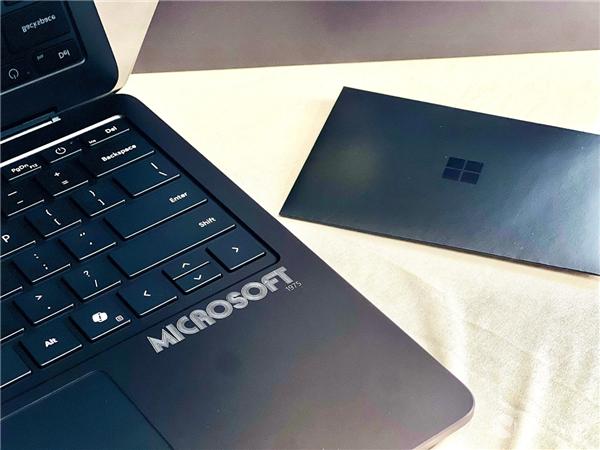 微软走过半个世纪：老外开箱Surface Laptop 50周年纪念版