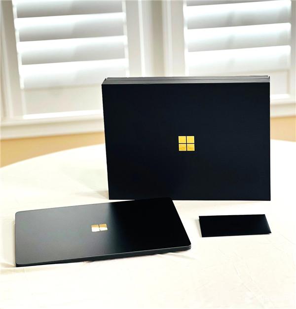 微软走过半个世纪：老外开箱Surface Laptop 50周年纪念版