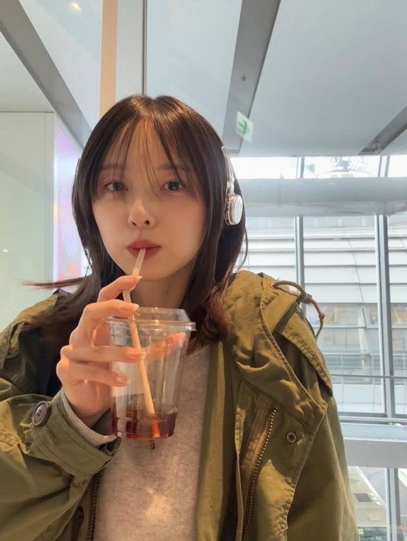 《寂静岭f》女主脸模晒近照 清新造型展现反差魅力