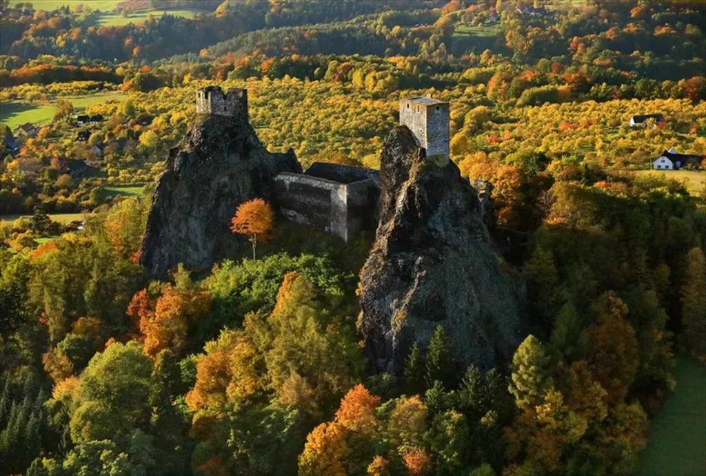 《天国：拯救2》大获成功 游戏中的城堡吸引大量游客前来参观