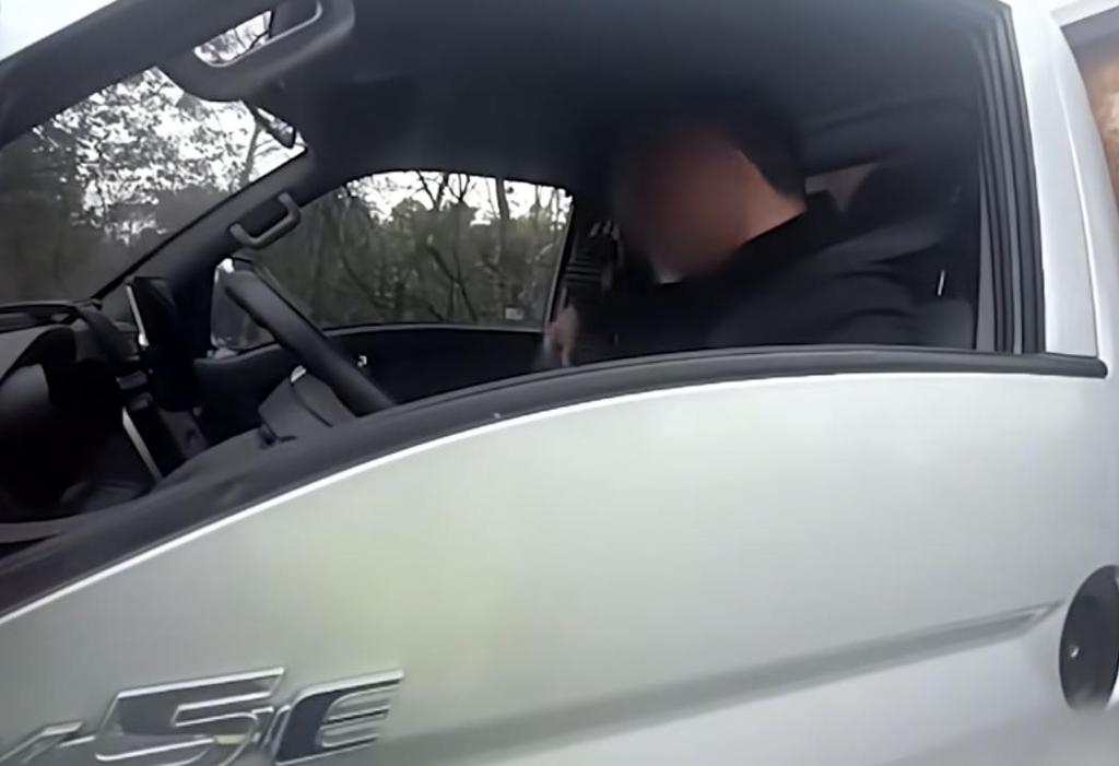 货车司机游戏瘾犯了 高速应急车道停车开玩被罚款